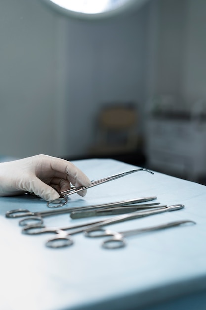 Médecin avec des outils médicaux