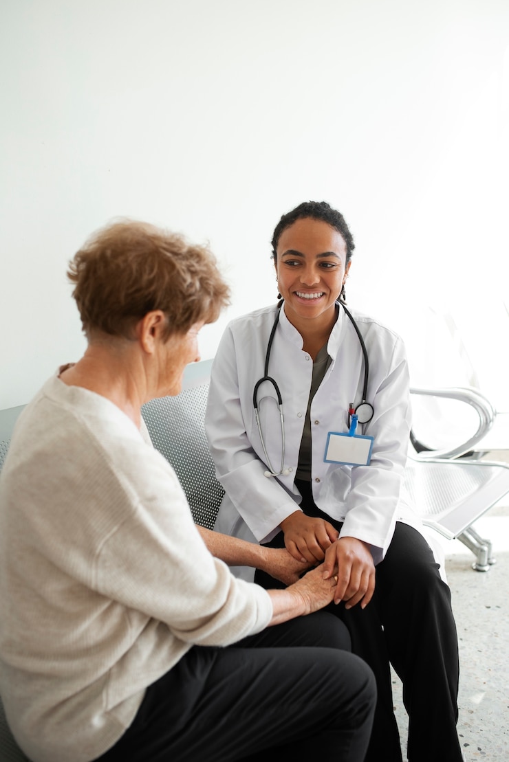 Photo gratuit médecin parlant au patient coup moyen