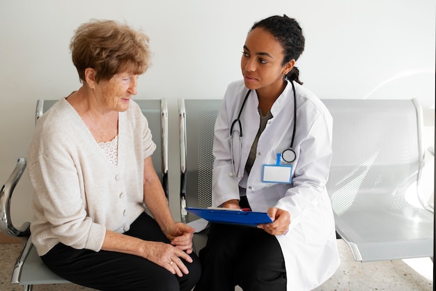 Médecin parlant à la vue de face du patient