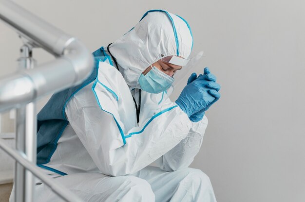 Médecin portant un équipement de prévention des virus