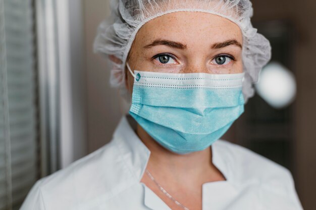 Médecin portant un masque facial au travail