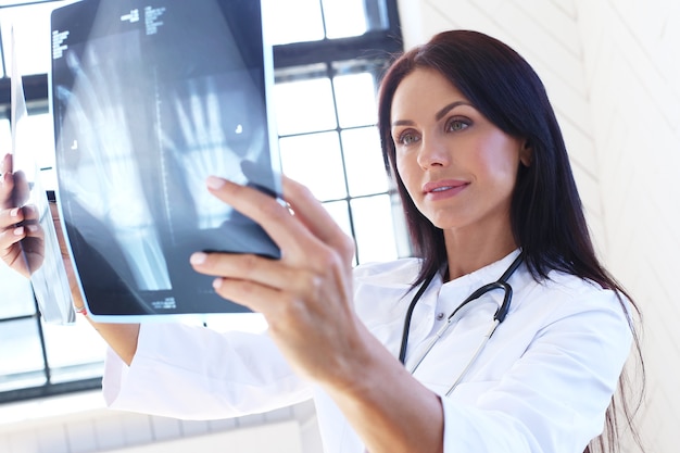 Médecin portant une robe blanche et un stéthoscope