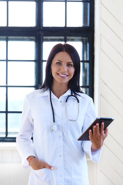 Photo gratuite médecin portant une robe blanche et un stéthoscope