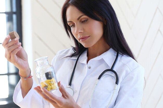 Médecin portant une robe blanche et un stéthoscope