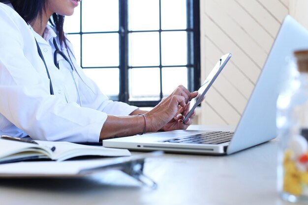 Médecin portant une robe blanche et un stéthoscope