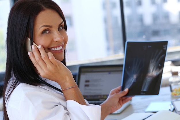 Médecin portant une robe blanche et un stéthoscope