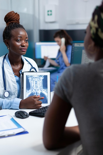 Photo gratuite médecin praticien afro-américain tenant une tablette