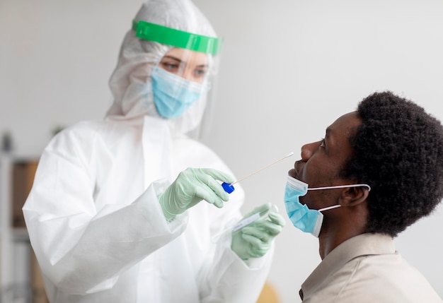 Médecin prenant un échantillon de test de coronavirus