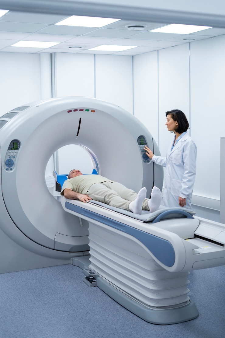 Photo gratuit médecin préparant le patient pour la tomodensitométrie