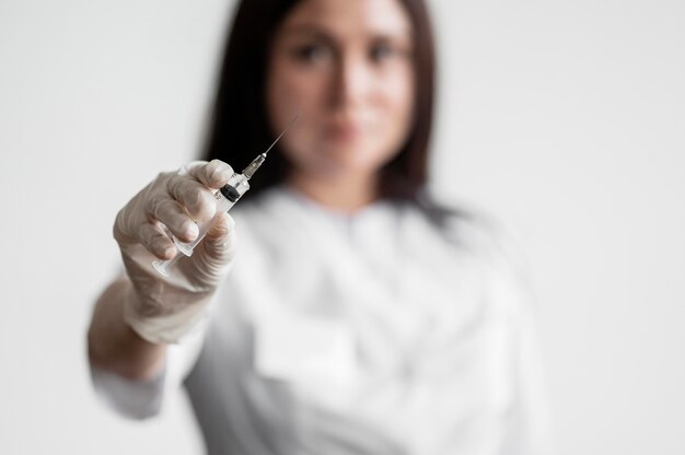 Médecin préparant un vaccin médical