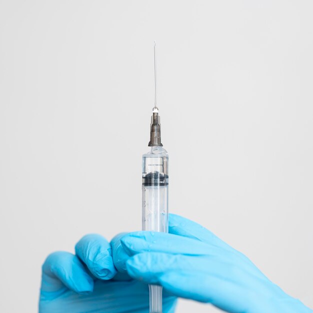 Médecin préparant un vaccin médical