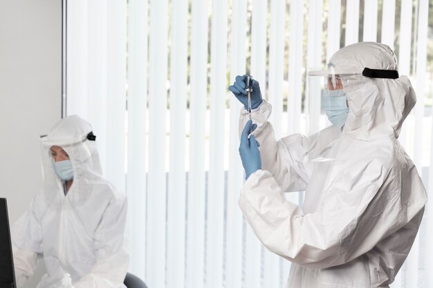 Médecin préparant le vaccin pour un patient
