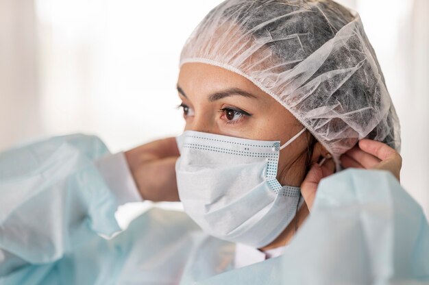 Médecin prépare l'uniforme médical à l'hôpital