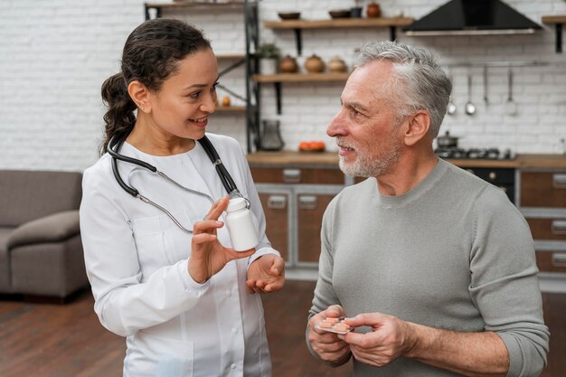 Médecin présentant un plan de récupération