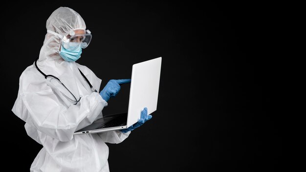 Médecin professionnel portant un équipement médical pandémique
