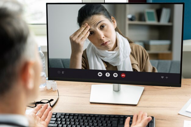 Médecin proposant la téléconsultation médicale