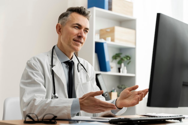 Photo gratuite médecin proposant la téléconsultation médicale