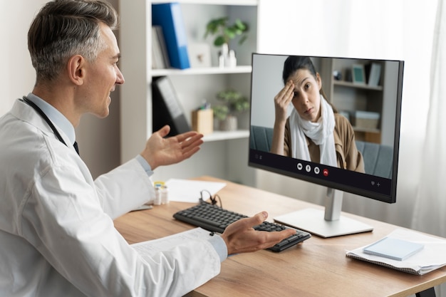 Photo gratuite médecin proposant la téléconsultation médicale