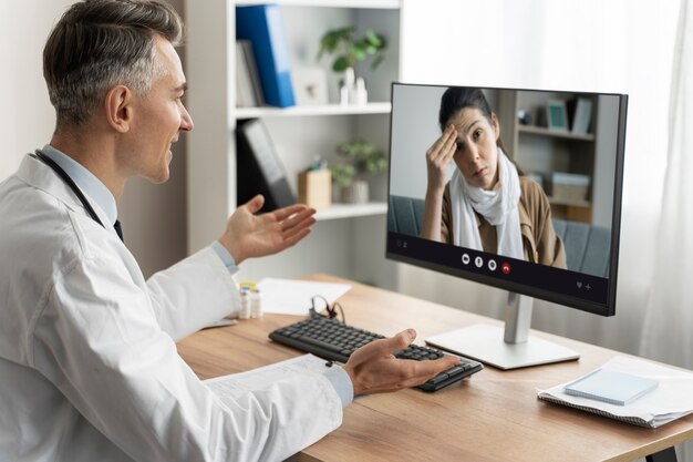 Médecin proposant la téléconsultation médicale