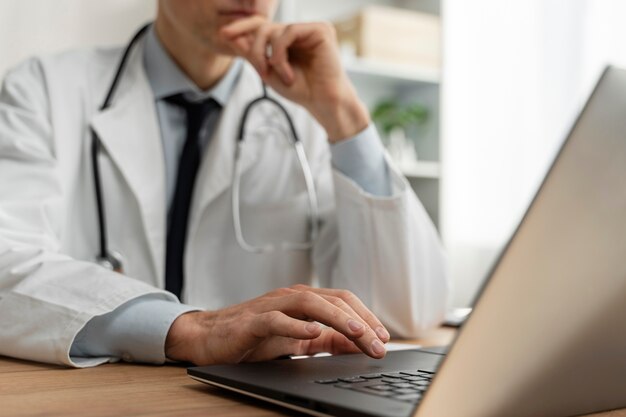 Médecin proposant la téléconsultation médicale