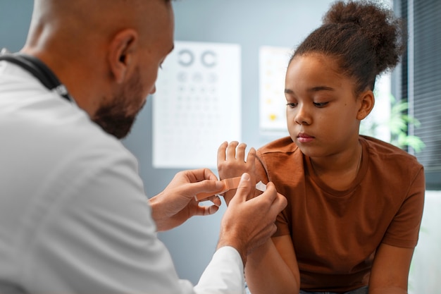 Photo gratuite un médecin qui s'occupe d'un enfant afro-américain