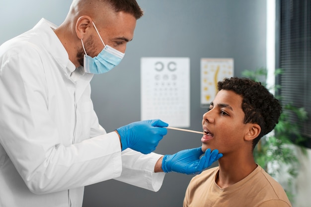 Photo gratuite un médecin qui s'occupe d'un enfant afro-américain