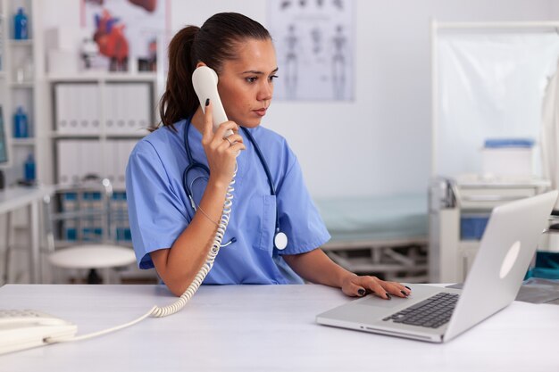 Médecin répondant aux appels téléphoniques