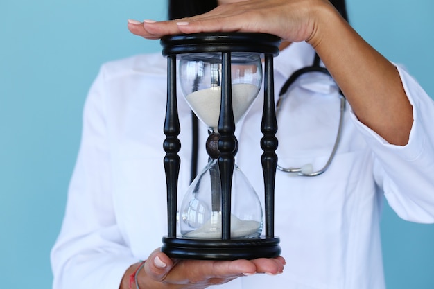 Photo gratuite médecin avec robe blanche et stéthoscope