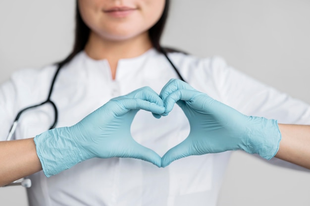 Médecin se prépare à commencer le travail