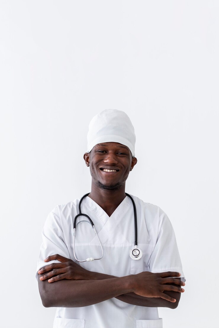 Photo gratuit médecin de sexe masculin spécialiste ayant les bras croisés