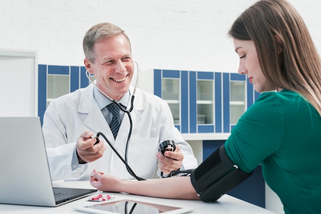 Médecin soignant un patient