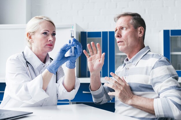 Médecin soignant un patient