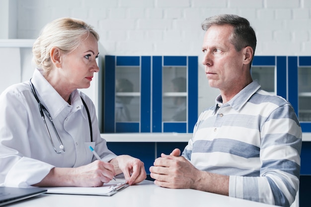 Médecin soignant un patient