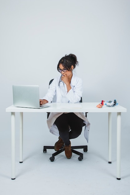 Photo gratuite le médecin et son bureau