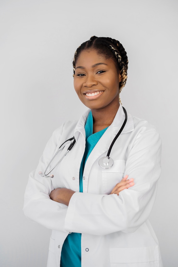 Photo gratuit médecin souriant à coup moyen avec manteau