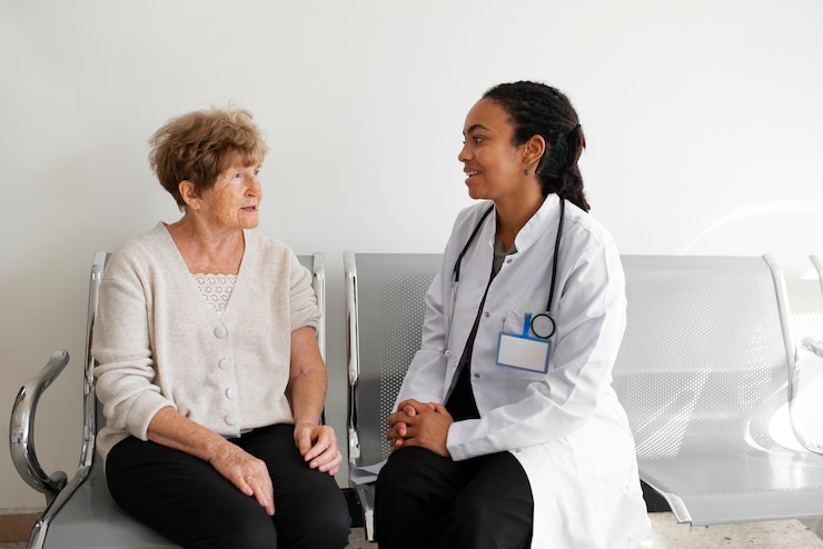 Photo gratuit médecin souriant à coup moyen parlant au patient