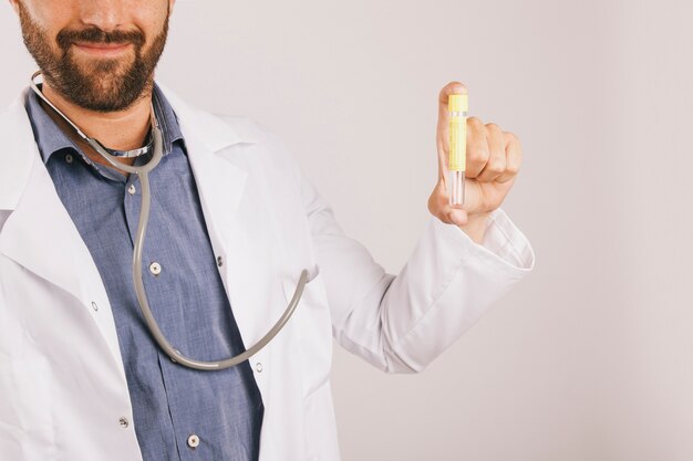 Médecin souriant posant avec un médicament