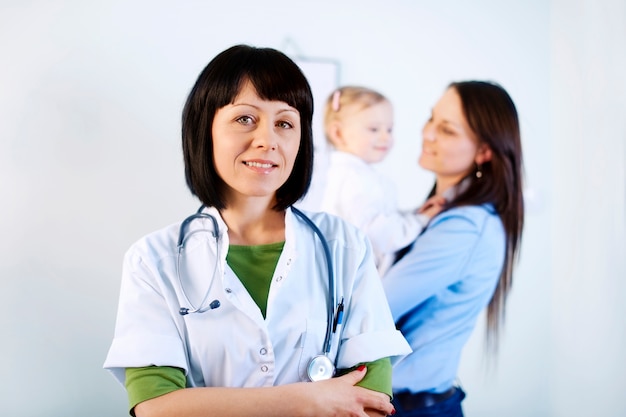 Médecin souriant tenant des notes