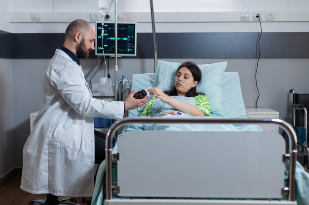 Médecin spécialiste vérifiant une femme malade lors d'un rendez-vous médical à l'hôpital.