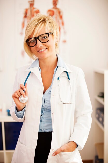 Médecin sympathique souriant au bureau