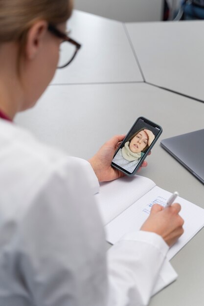 Médecin téléconsultation patient au téléphone