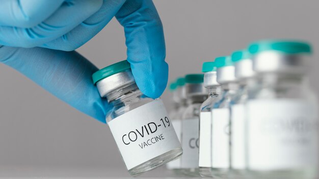 Médecin tenant une bouteille de vaccin covid-19