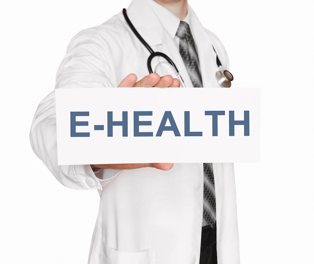 Médecin tenant une carte avec e-health, concept médical