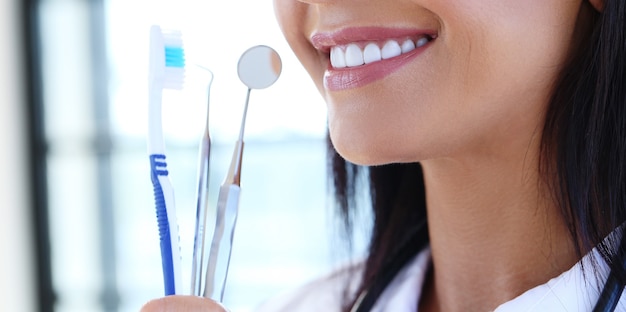 Médecin Tenant Les Outils Du Dentiste
