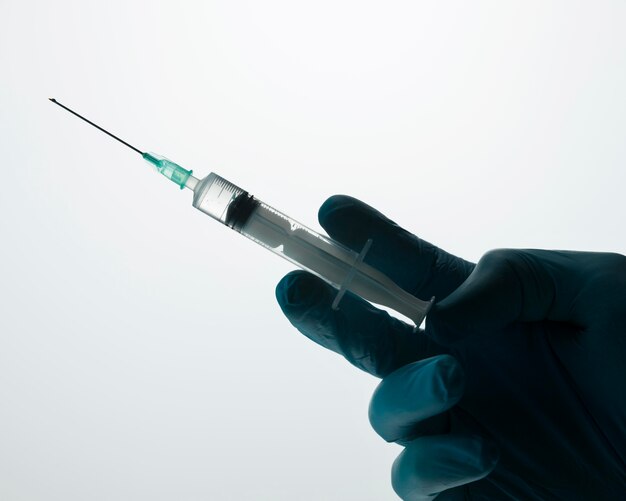 Médecin tenant une seringue à la main