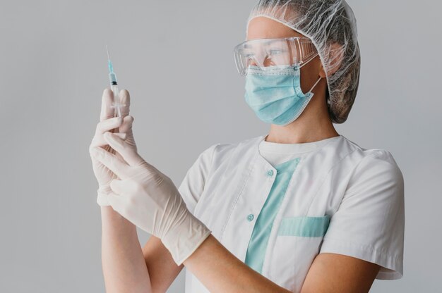Médecin tenant une seringue pour un vaccin