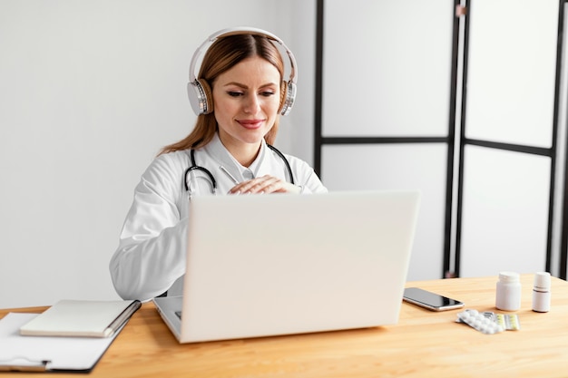 Médecin de tir moyen au bureau