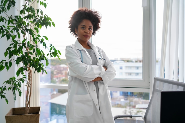 Photo gratuit médecin de tir moyen portant manteau blanc