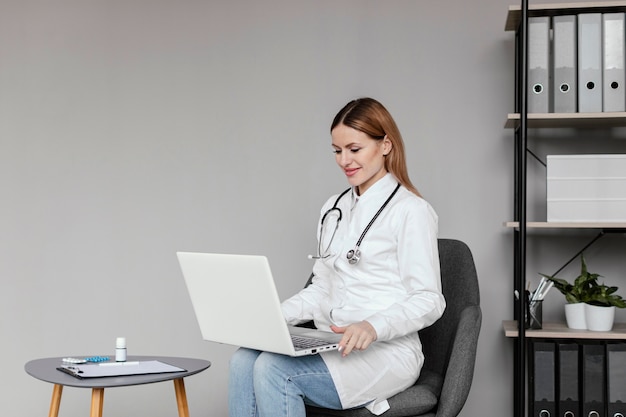 Photo gratuite médecin de tir moyen portant un stéthoscope