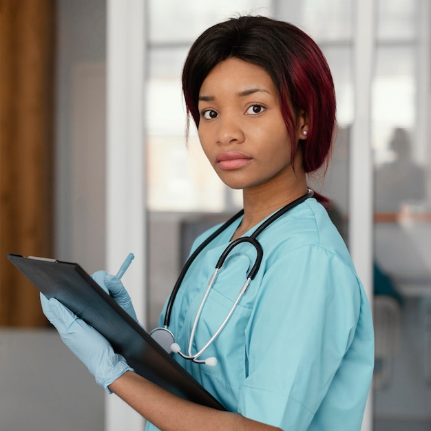 Photo gratuite médecin de tir moyen avec stéthoscope